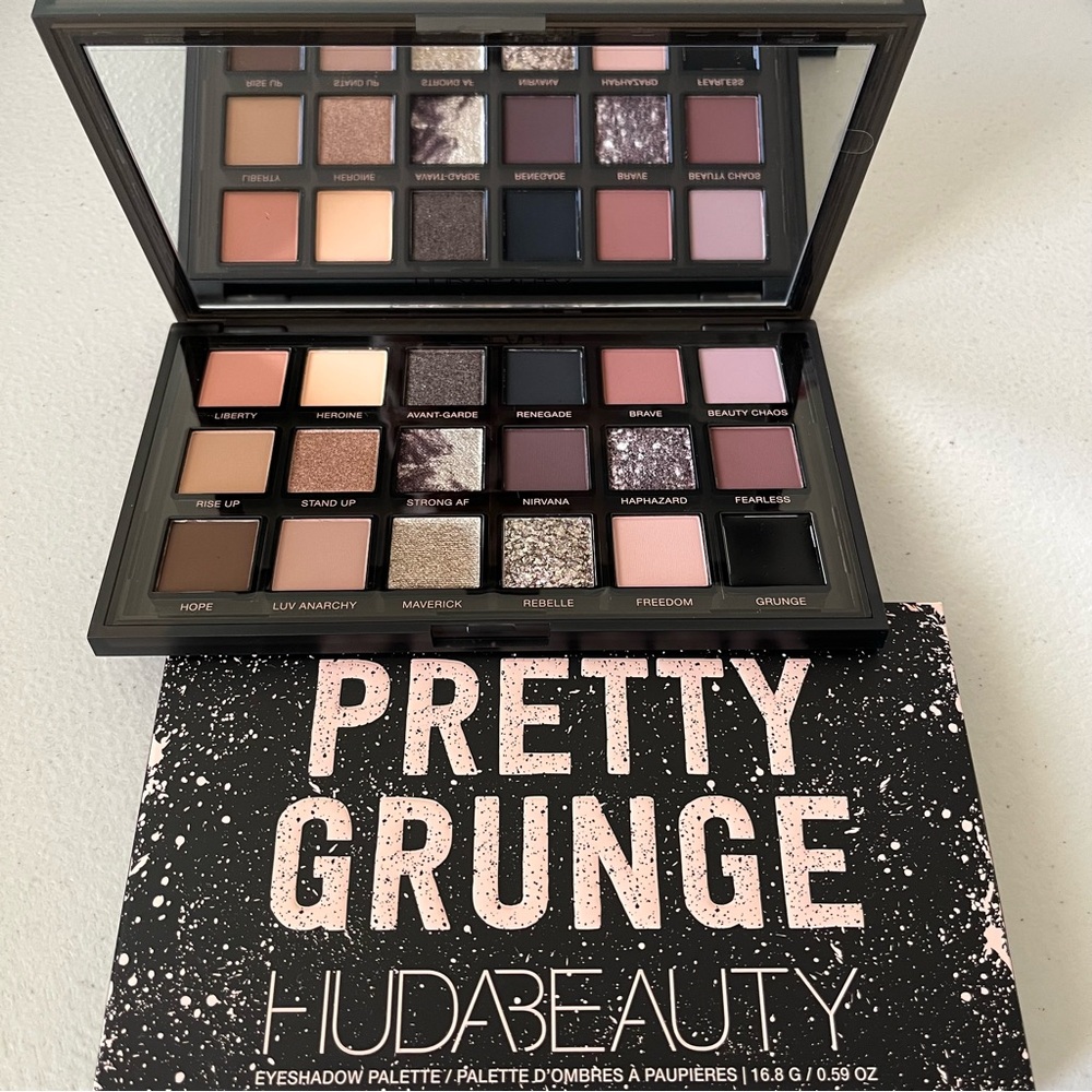 SOLD- NEW Huda Beauty Pretty Grunge Eyeshadow Palette *New & Unused*